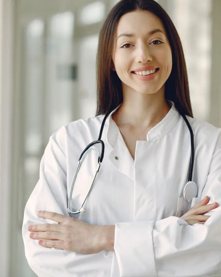 Médica sorrindo